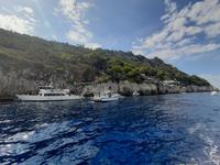 Inselrundfahrt Capri mit dem Schiff - Eingang zur Blauen Grotte 