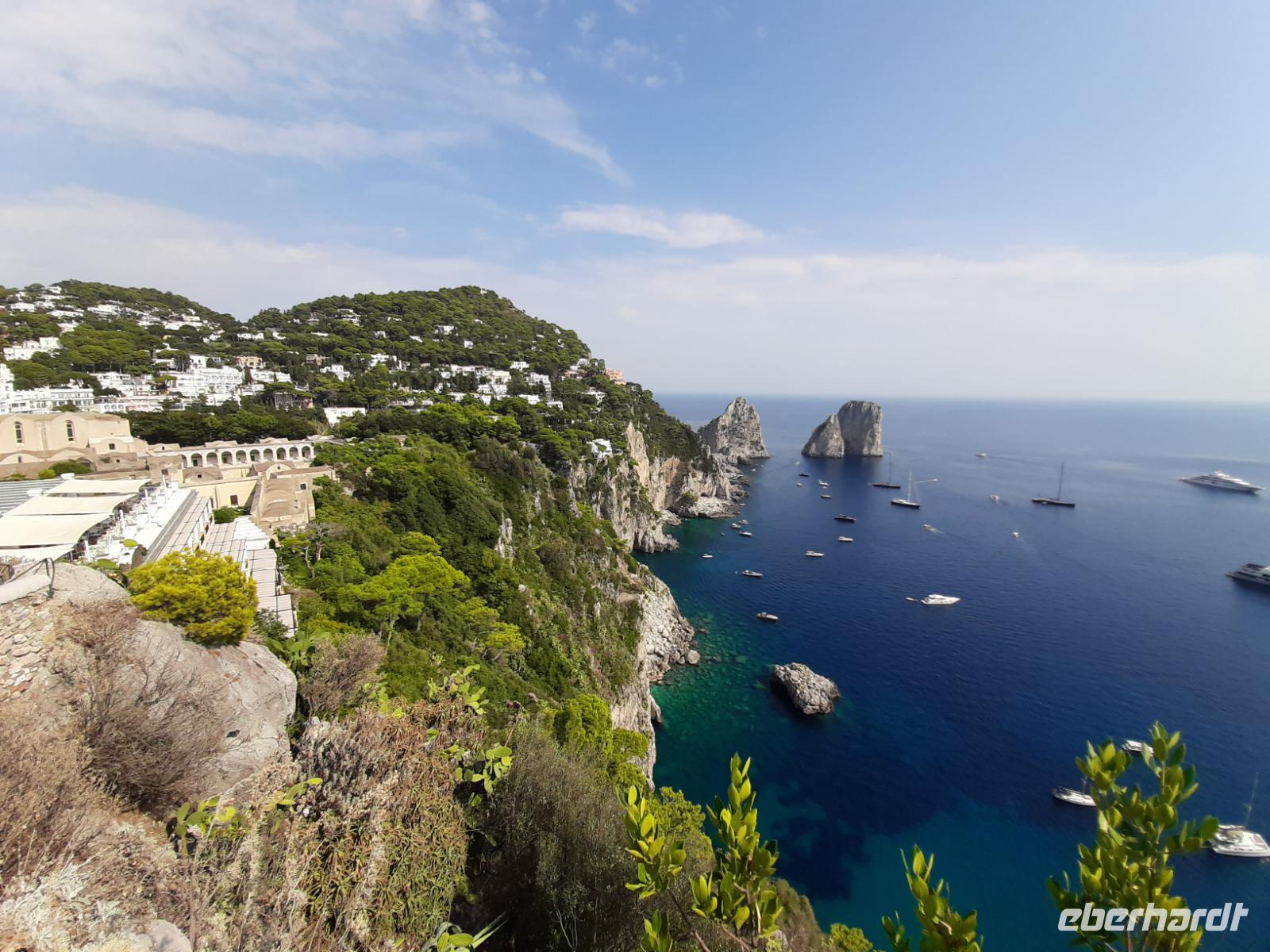 Insel Capri - Capri-Zentrum (Augustusgarten - Blick zu den Faraglioni-Felsen)