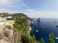 Insel Capri - Capri-Zentrum (Augustusgarten - Blick zu den Faraglioni-Felsen)