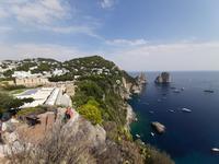 Insel Capri - Capri-Zentrum (Augustusgarten - Blick zu den Faraglioni-Felsen)