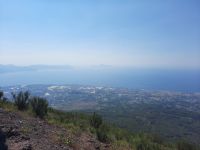 Ausblick vom Vesuv auf den Golf von Neapel mit der Insel Capri