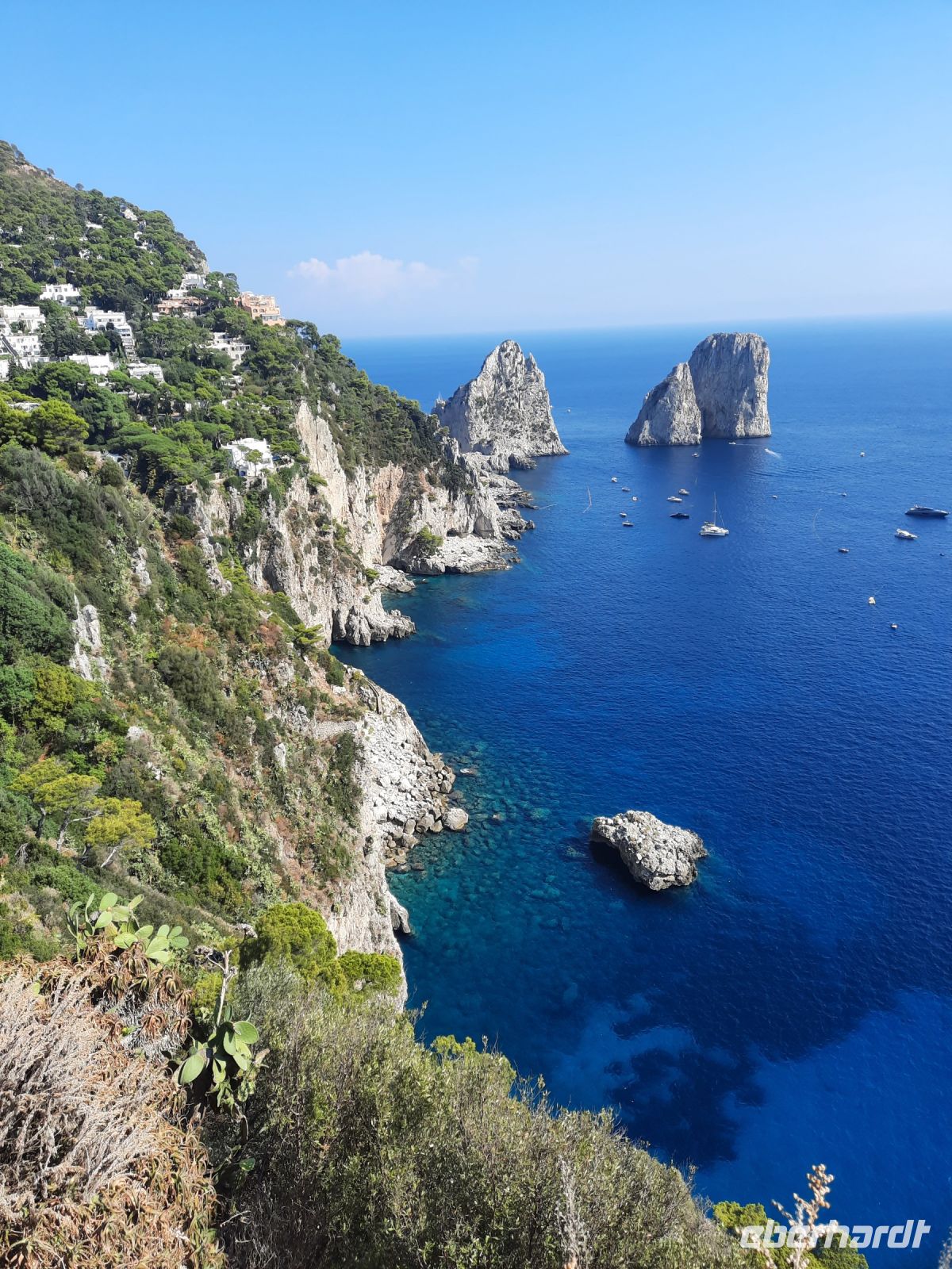 Insel Capri - Capri-Zentrum (Ausblick vom Augustusgarten - Faraglioni-Felsen)