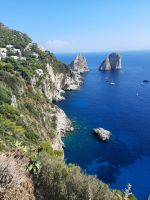 Insel Capri - Capri-Zentrum (Ausblick vom Augustusgarten - Faraglioni-Felsen)