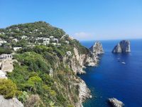 Insel Capri - Capri-Zentrum (Ausblick vom Augustusgarten - Faraglioni-Felsen)