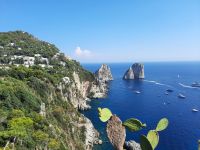 Insel Capri - Capri-Zentrum (Ausblick vom Augustusgarten - Faraglioni-Felsen)