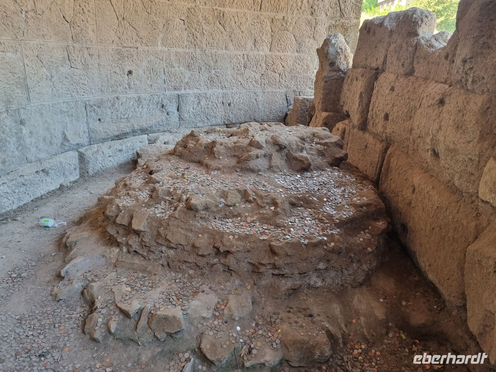 Rom - Forum Romanum (Altar im Tempel von Julius Caesar)