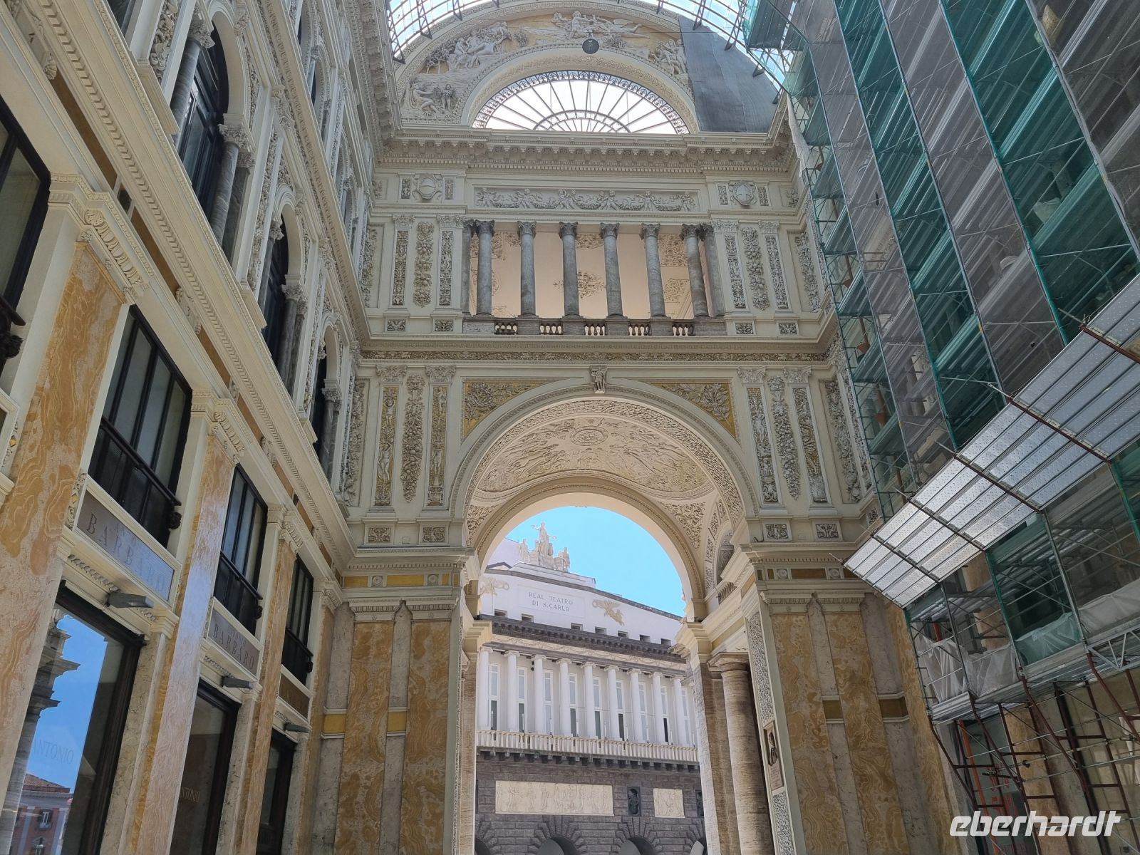 Neapel - Galleria Umberto I mit Blick zum Teatro San Carlo