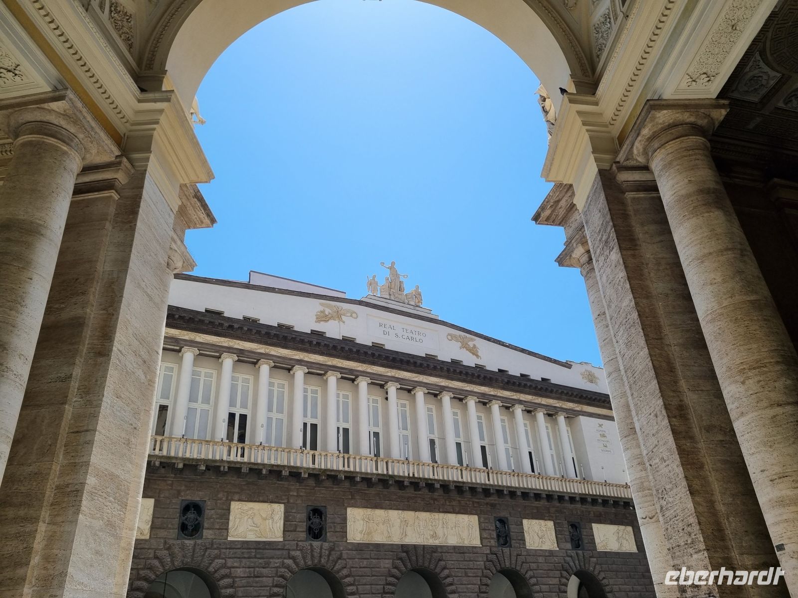 Neapel - Galleria Umberto I mit Blick zum Teatro San Carlo