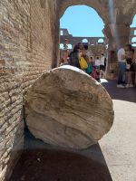 liegende Marmorsäule