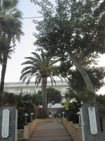 Hotelzugang im Grünen