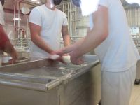 fleißige Hände ziehen den Mozzarella