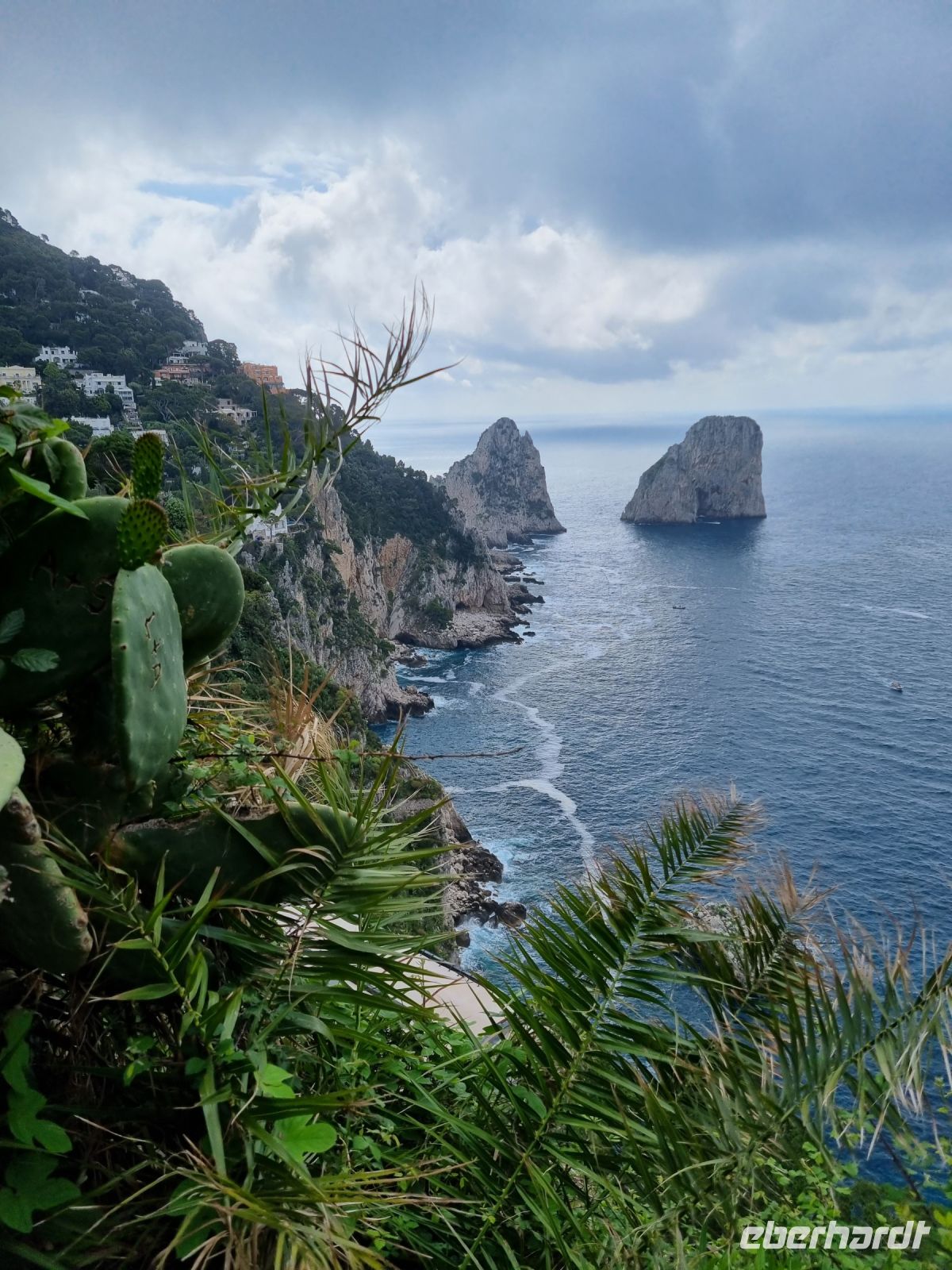 Insel Capri - Ausblick vom Augustusgarten auf die Faraglioni-Felsen...