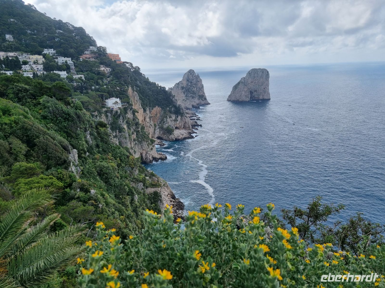 Insel Capri - Ausblick vom Augustusgarten auf die Faraglioni-Felsen...