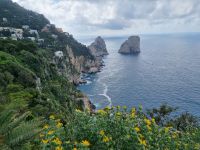 Insel Capri - Ausblick vom Augustusgarten auf die Faraglioni-Felsen...