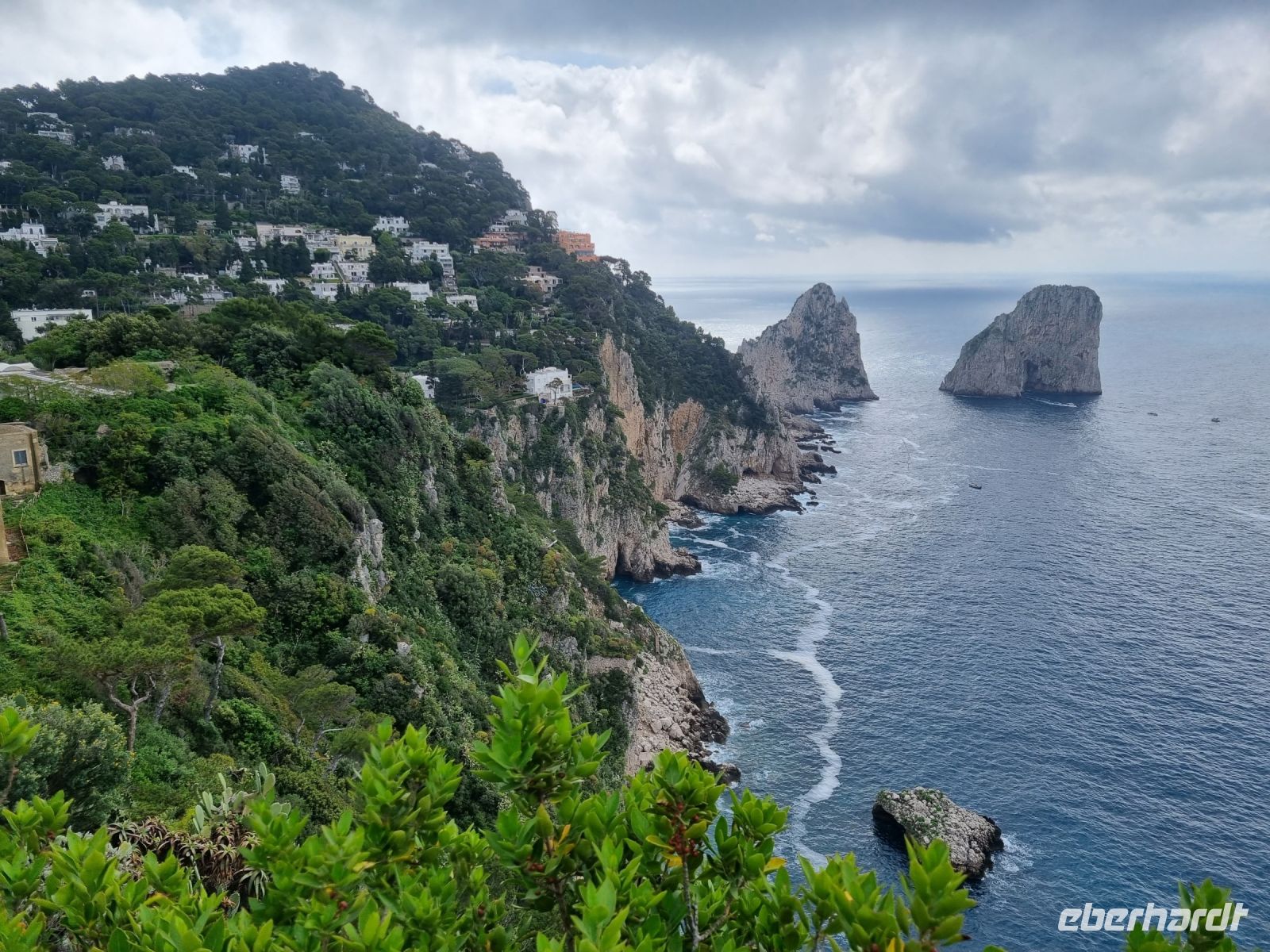 Insel Capri - Ausblick vom Augustusgarten auf die Faraglioni-Felsen...
