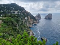 Insel Capri - Ausblick vom Augustusgarten auf die Faraglioni-Felsen...