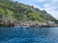 Insel Capri - Schifffahrt rund um die Insel... (Eingang zur Blauen Grotte)