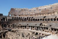 weitere Innenansicht und Blick auf die Ränge der Frauen oben 
