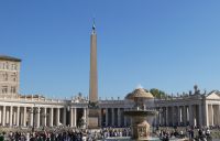 Petersplatz mit Kolonnaden mit Obelisk und Brunnen