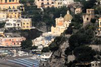 Blick auf Positano mit Strand und die Kirche Santa Maria Assunta