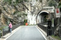 über Brücken und durch Tunnel