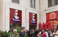 warten fast wie am Petersdom im Rom - hippe Pizzeria