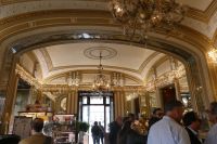 im Cafe einen Espresso trinken