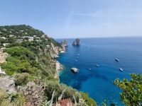 Insel Capri - Ausblick vom Augustusgarten auf die Faraglioni-Felsen...
