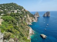 Insel Capri - Ausblick vom Augustusgarten auf die Faraglioni-Felsen...