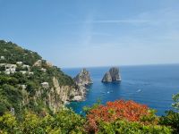 Insel Capri - Ausblick vom Augustusgarten auf die Faraglioni-Felsen...