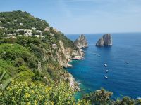 Insel Capri - Ausblick vom Augustusgarten auf die Faraglioni-Felsen...