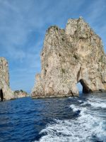 Insel Capri - Schifffahrt rund um die Insel... (Faraglioni-Felsen mit dem 