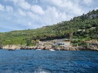 Insel Capri - Schifffahrt rund um die Insel... (Eingang zur Blauen Grotte)