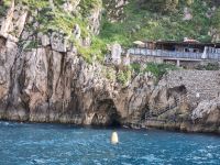 Insel Capri - Schifffahrt rund um die Insel... (Eingang zur Blauen Grotte)