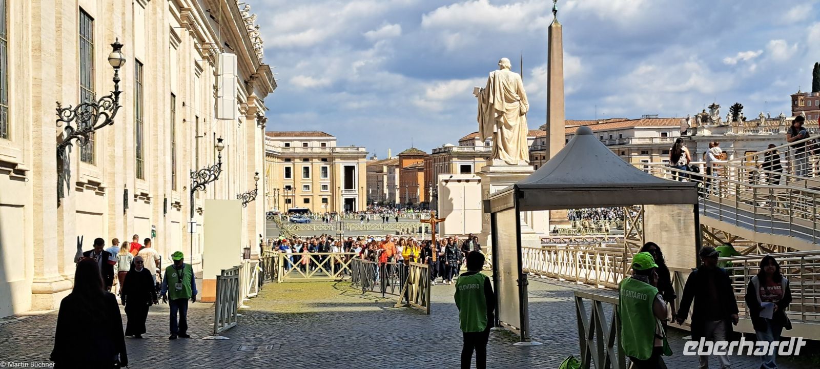 Rom - Petersplatz mit Pilgern im Heiligen Jahr 2025 (geöffnete Heilige Pforte)
