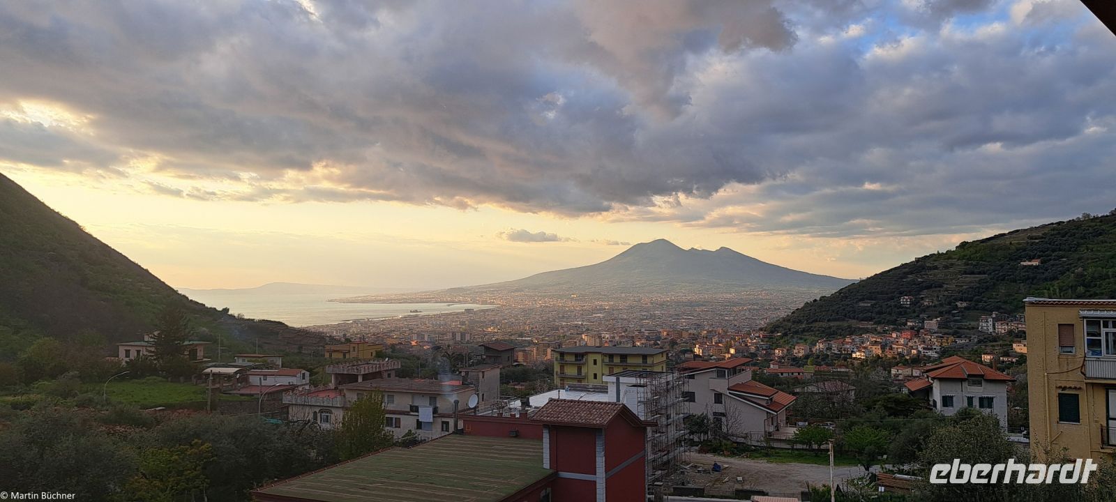 Blick auf den Vulkan Vesuv am Golf von Neapel