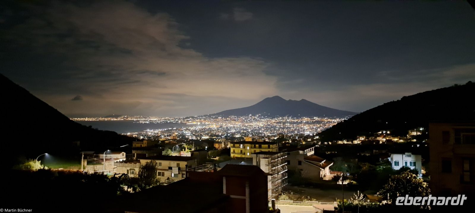 Blick auf den Vulkan Vesuv am Golf von Neapel