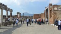 Malerisch: Forum von Pompeji mit Vesuv im Hintergrund