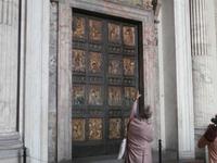 die heilige Pforte im Petersdom