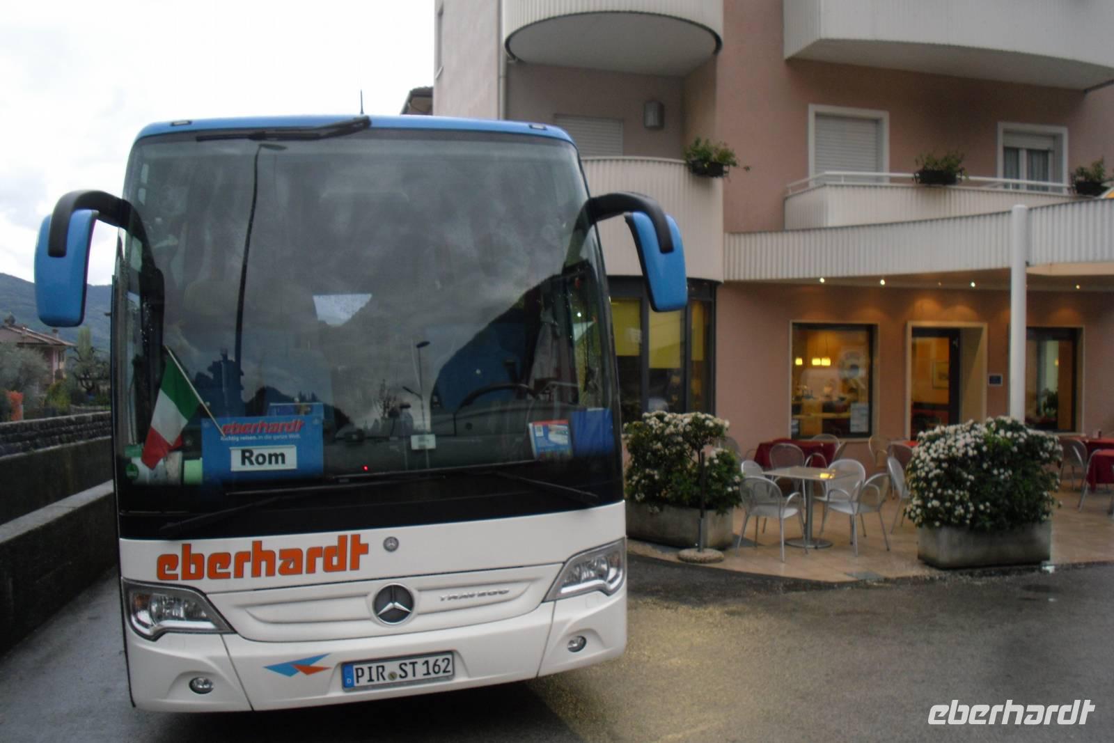 unser Eberhardt Bus vor dem Hotel 