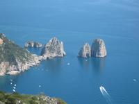 auf der Insel Capri ... (Blick auf die Faraglioni-Felsen)