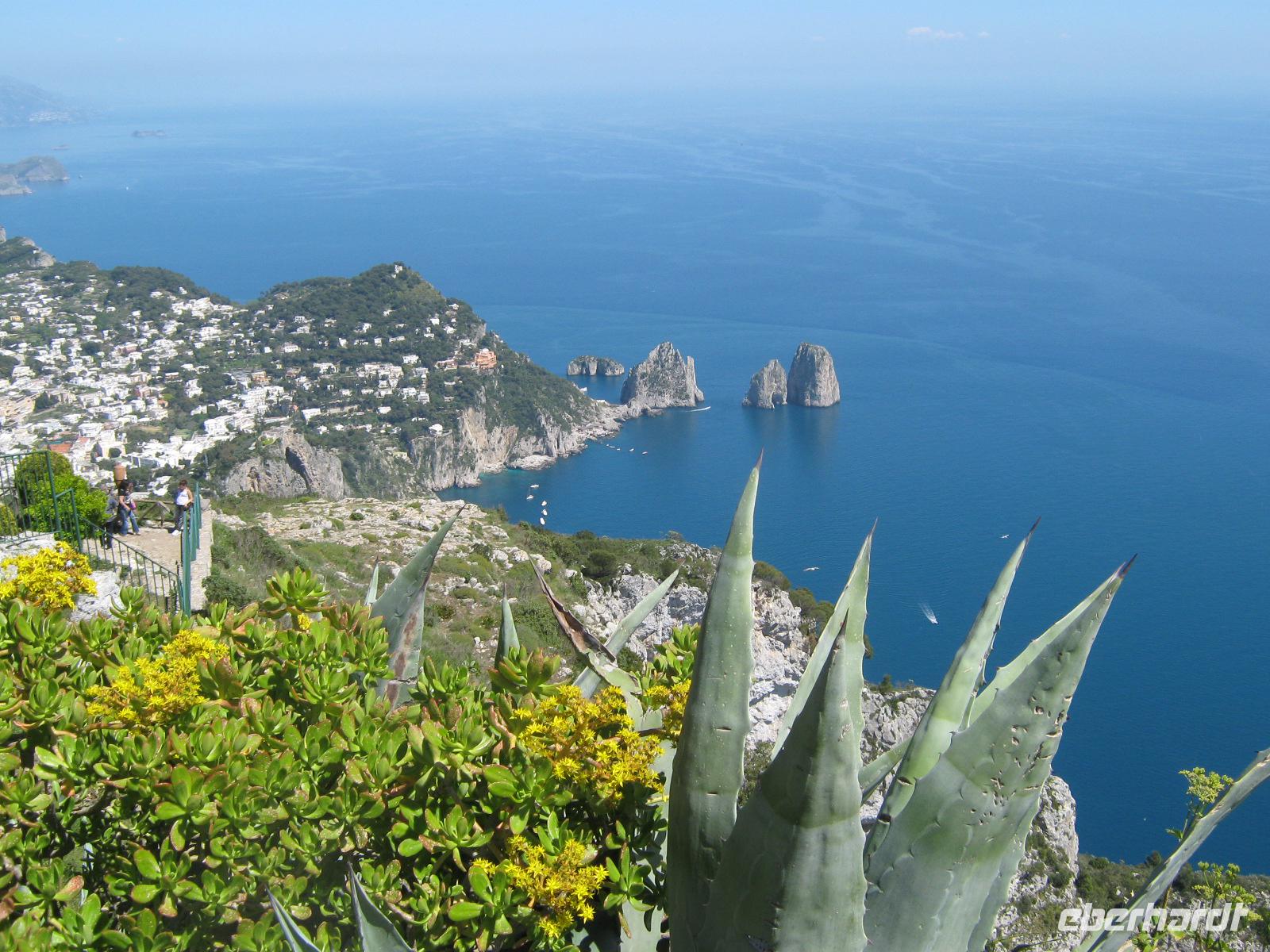 auf der Insel Capri ... (Blick auf die Faraglioni-Felsen)