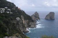 Ausblick vom Augustusgarten auf die Küste der Insel Capri  (Faraglioni-Felsen)