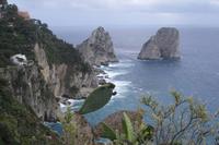 Ausblick vom Augustusgarten auf die Küste der Insel Capri  (Faraglioni-Felsen)