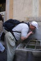 Erfrischung an einem römischen Brunnen 