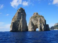 Schiffsrundfahrt Insel Capri (Faraglioni-Felsen)