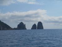 Rundfahrt mit dem Schiff auf der Insel Capri (Faraglioni-Felsen) 