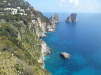 Capri - Ausblick vom Augustusgarten auf die Faraglioni-Felsen