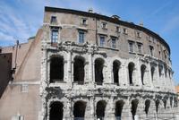 Antikes Gebäude mit darüber liegenden Wohnbereich in Rom