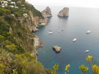 Panoramablick auf der Insel Capri (Ausblick vom Augustusgarten - Faraglioni-Felsen)